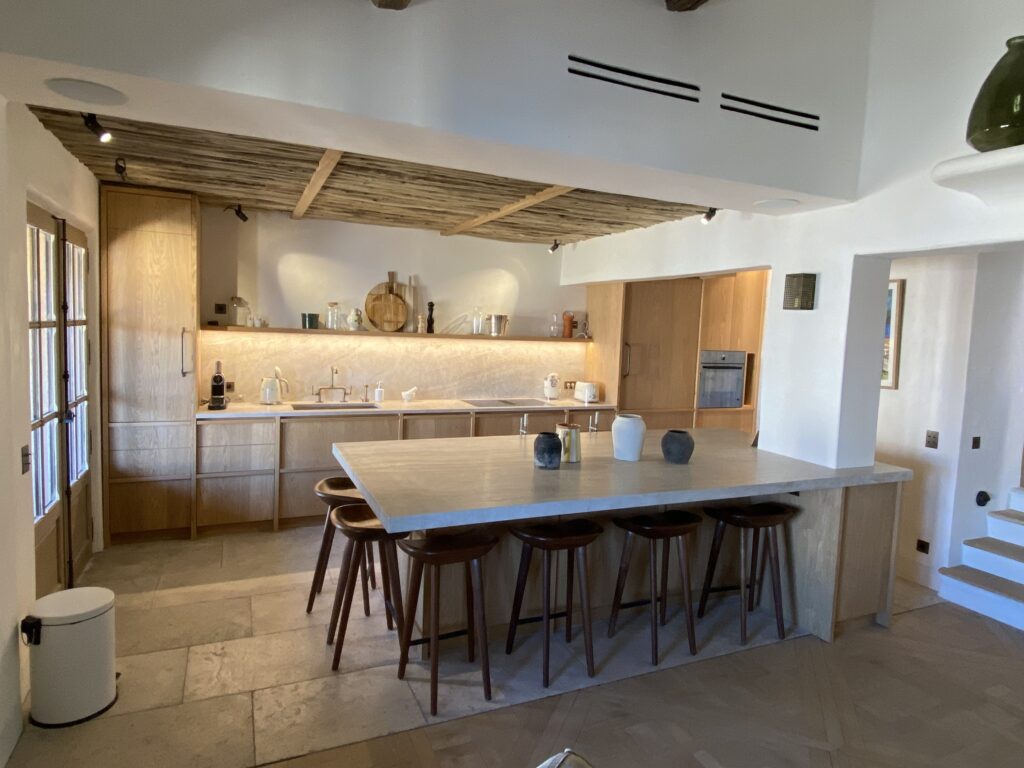 Cuisine en chêne, centre de StTropez, fin 2022.